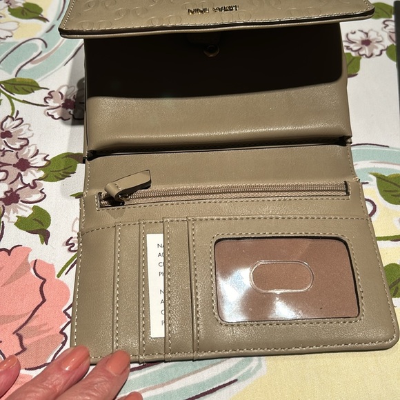 Nine West wristlet. Tan no stains. Holds cards outside pocket Smoke free home - Picture 5 of 7